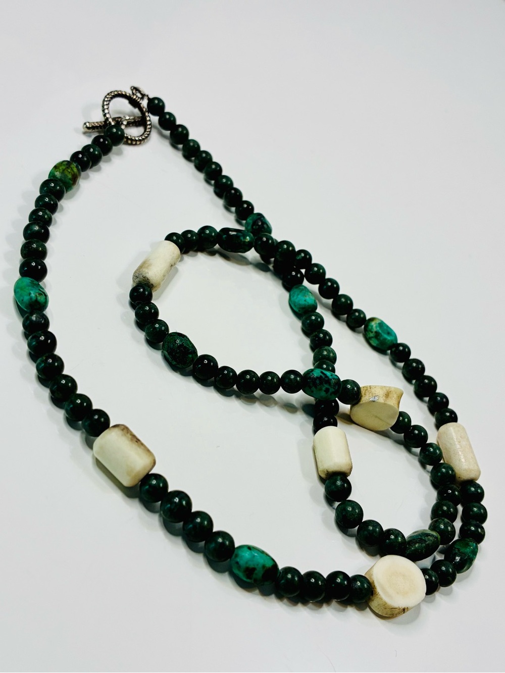 Green Natural Stone Beaded Necklace Cream Accents Toggle Clasp Easy Boho Chic - Picture 4 of 13